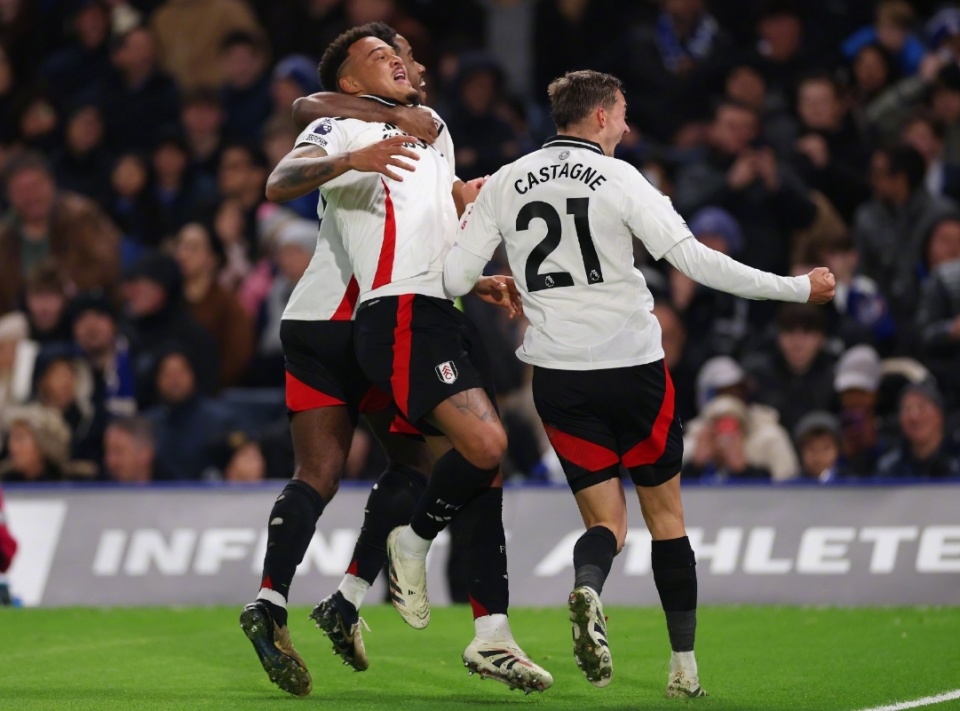 出席白宫晚宴后，C罗与美国防务部长合影